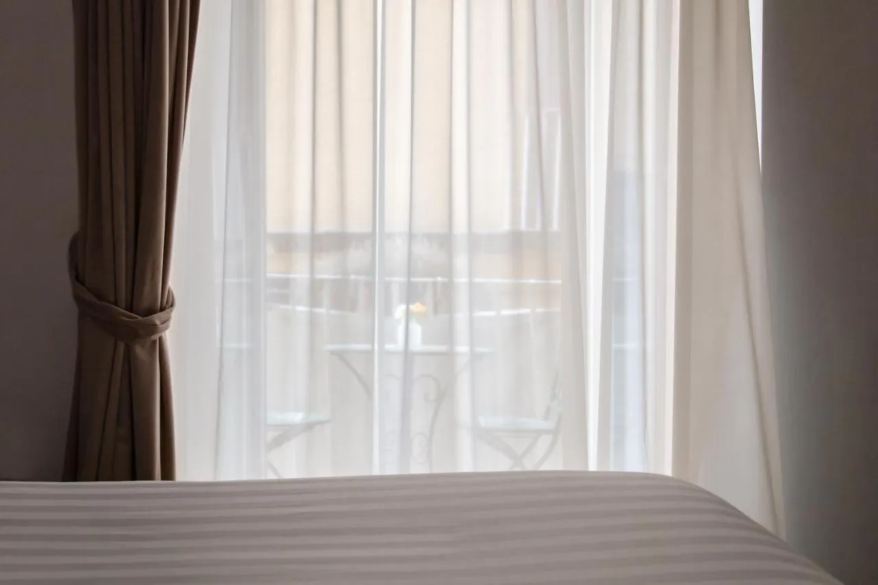Toledo Lifestyle Suite Naples 2*,